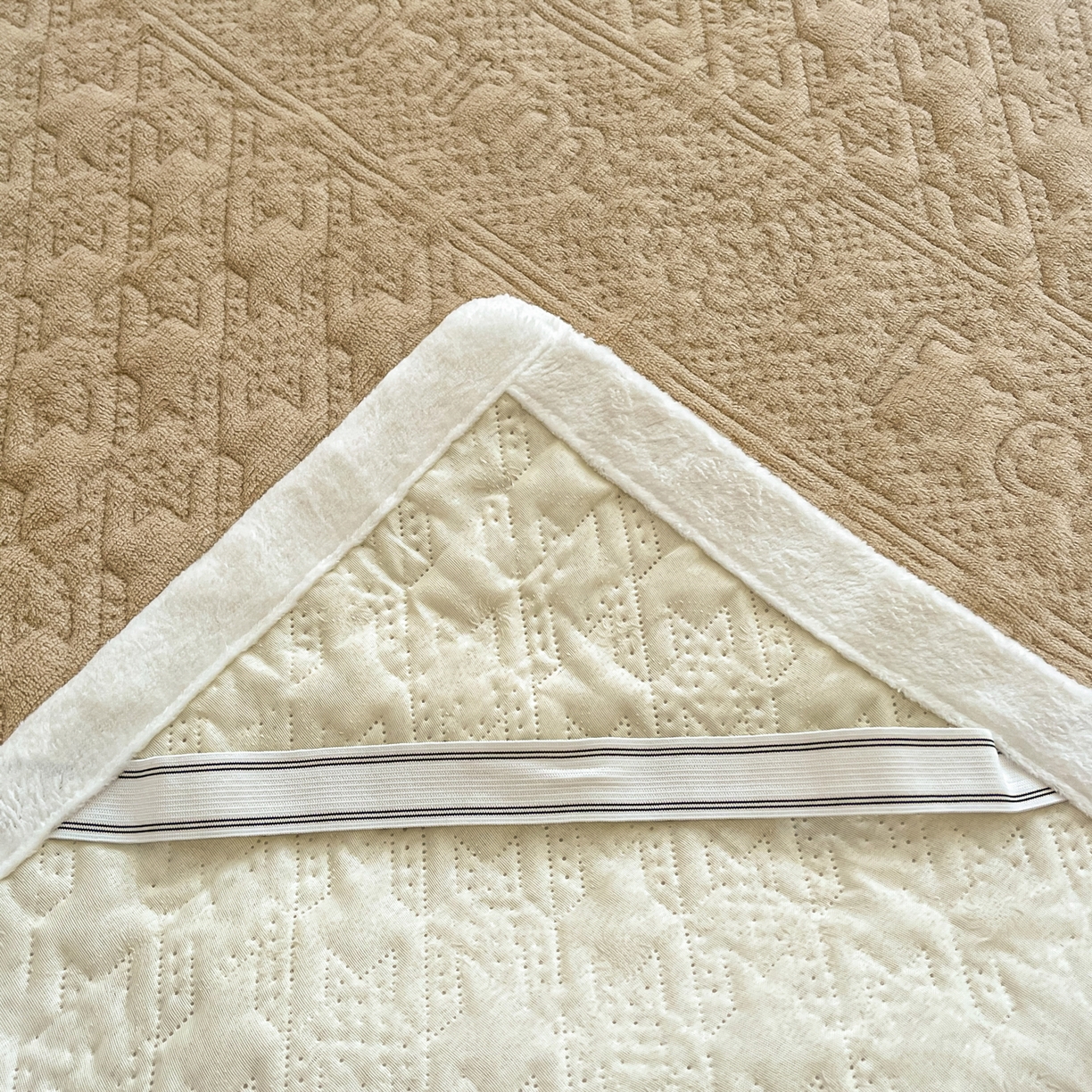 91家纺网 家纺一手货源 找家纺 卡伦家纺 2025新款抗菌雕花牛奶绒千鸟格夹棉床垫系列 千鸟格床垫-咖