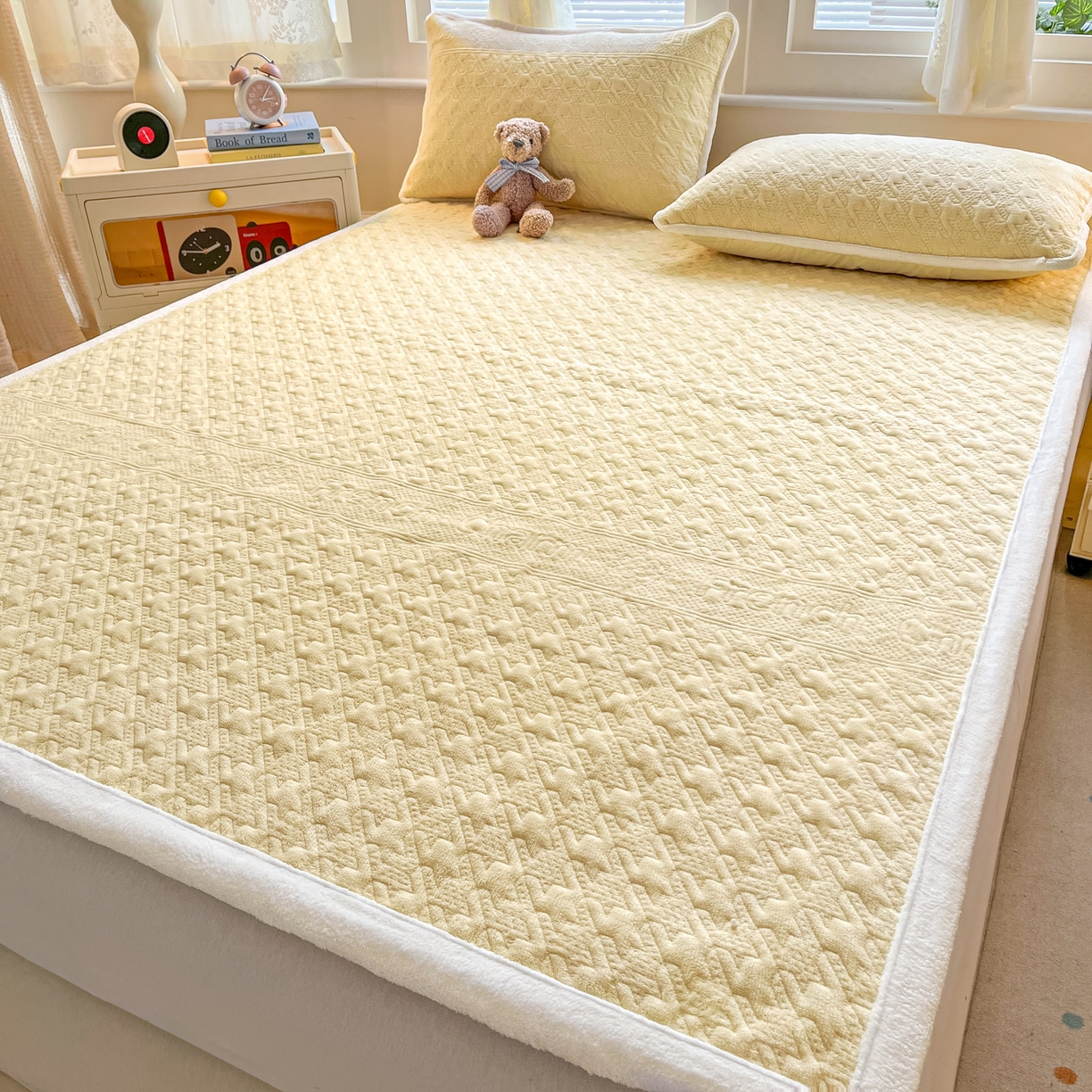 91家纺网 家纺一手货源 找家纺 卡伦家纺 2025新款抗菌雕花牛奶绒千鸟格夹棉床垫系列 千鸟格床垫-黄