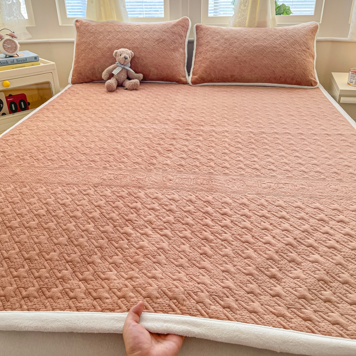 卡伦家纺 2025新款抗菌雕花牛奶绒千鸟格夹棉床垫系列 千鸟格床垫-暖橙