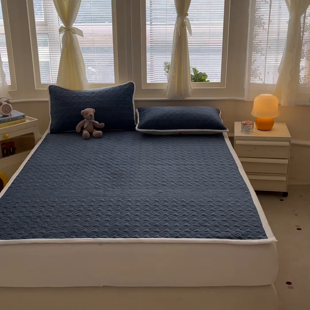 91家纺网 家纺一手货源 找家纺 卡伦家纺 2025新款抗菌雕花牛奶绒千鸟格夹棉床垫系列 千鸟格床垫-蓝