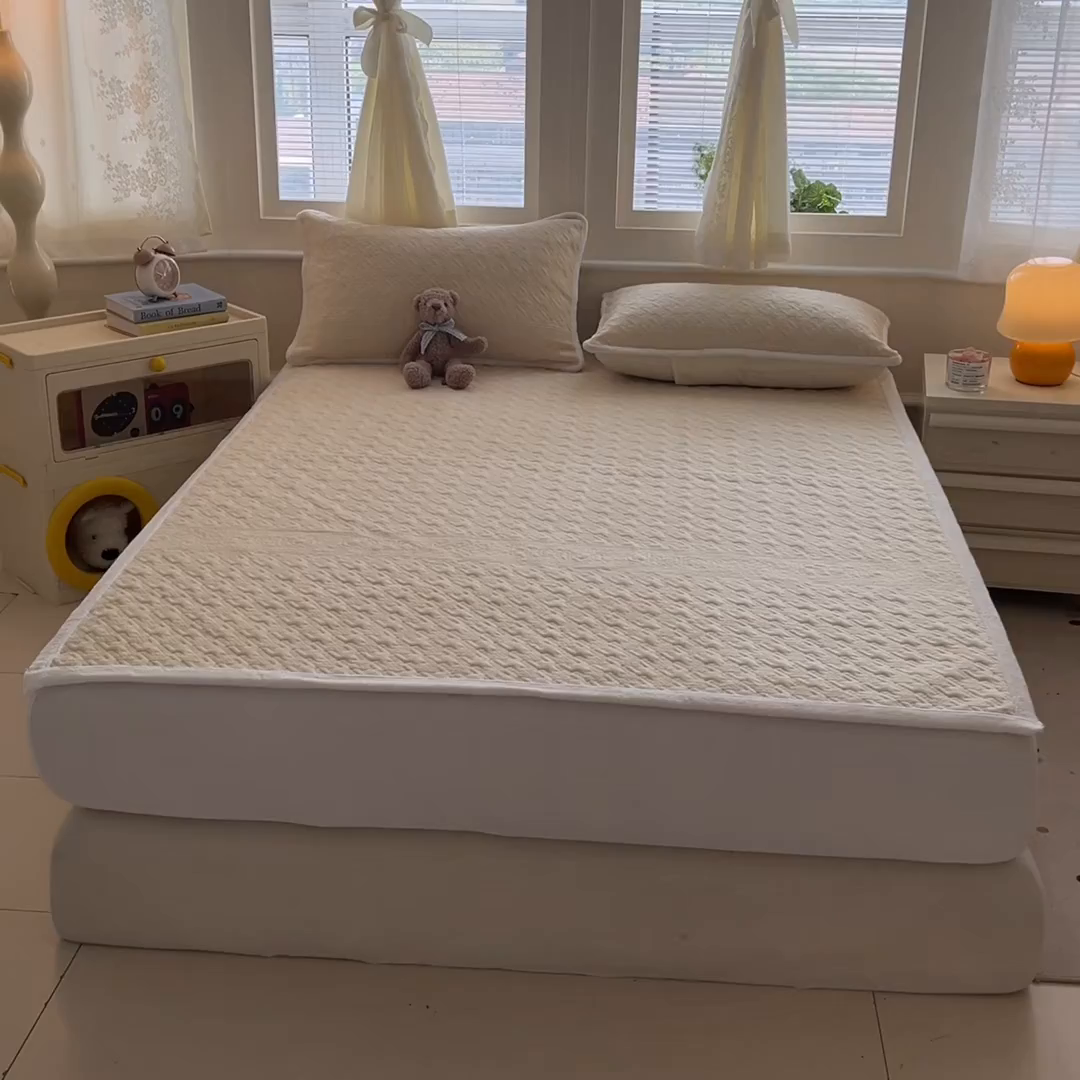 91家纺网 家纺一手货源 找家纺 卡伦家纺 2025新款抗菌雕花牛奶绒千鸟格夹棉床垫系列 千鸟格床垫-黄