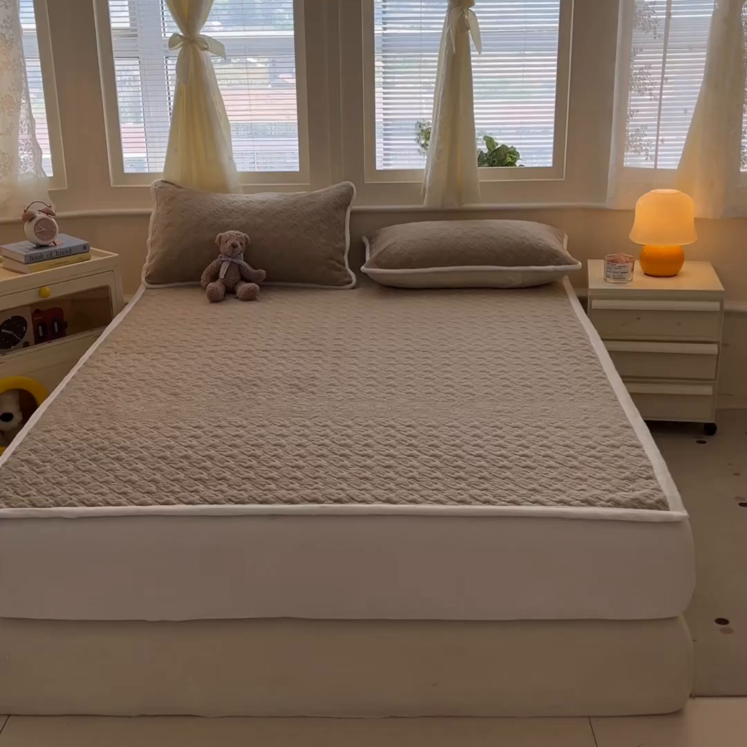 91家纺网 家纺一手货源 找家纺 卡伦家纺 2025新款抗菌雕花牛奶绒千鸟格夹棉床垫系列 千鸟格床垫-咖