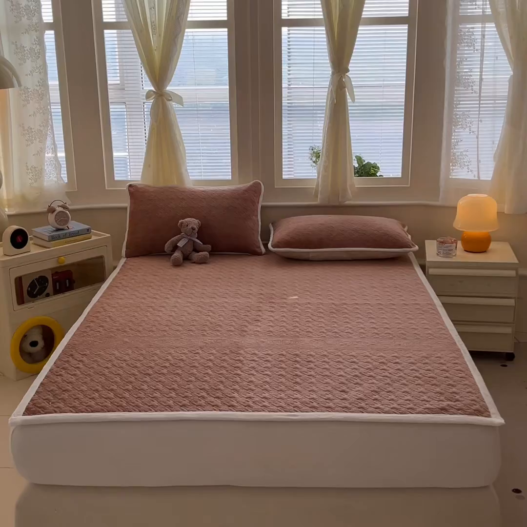 91家纺网 家纺一手货源 找家纺 卡伦家纺 2025新款抗菌雕花牛奶绒千鸟格夹棉床垫系列 千鸟格床垫-暖橙