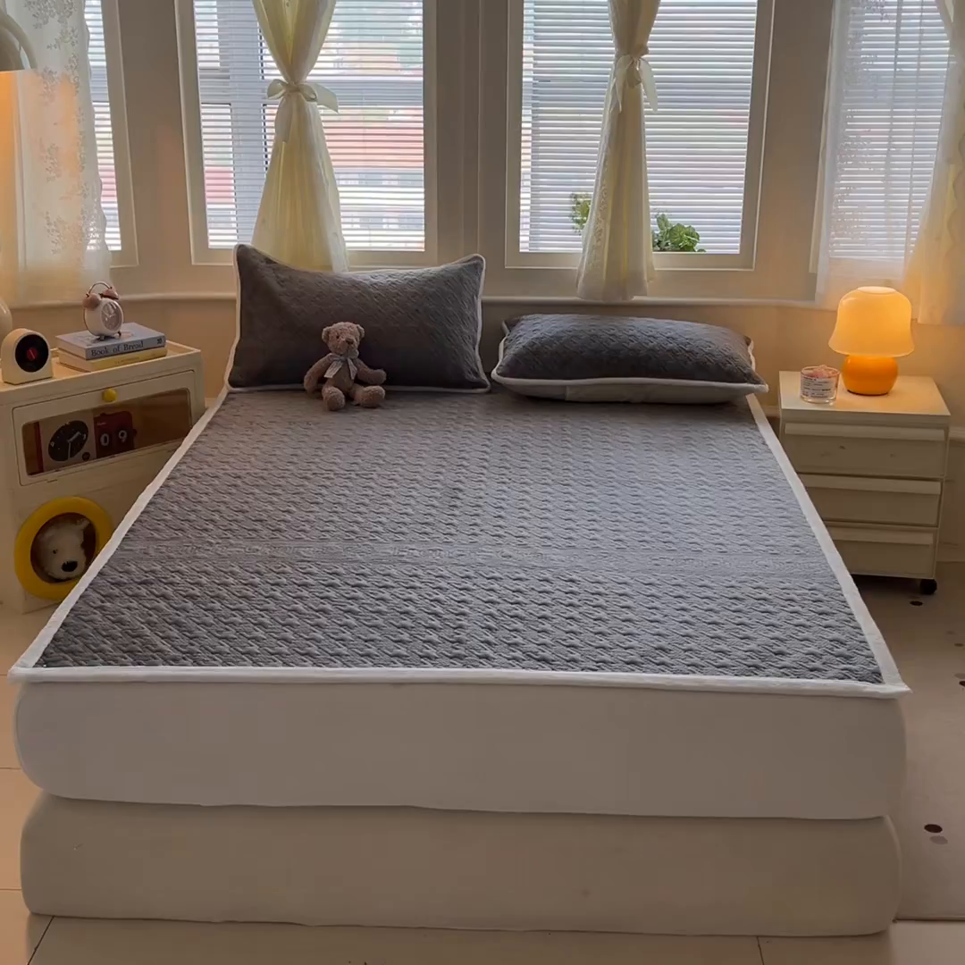 91家纺网 家纺一手货源 找家纺 卡伦家纺 2025新款抗菌雕花牛奶绒千鸟格夹棉床垫系列 千鸟格床垫-淡灰