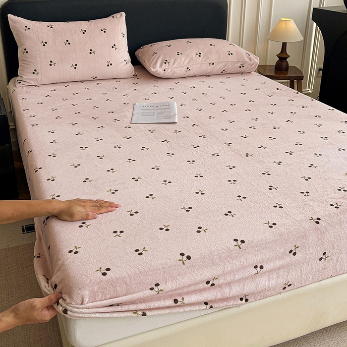 91家纺网 家纺一手货源 找家纺 朵朵家纺 2025新款加厚牛奶绒印花单床笠单品学生宿舍床垫保护套 床笠（床垫保护套可定制尺寸 ） 魅惑樱桃