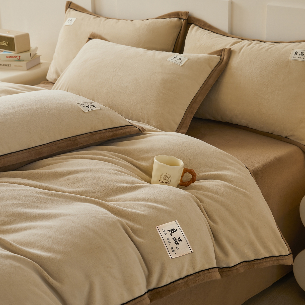 91家纺网 家纺一手货源 找家纺 （总）悦织语 2025秋冬新品高克重加厚牛奶绒斜条宽边纯色双拼四件套