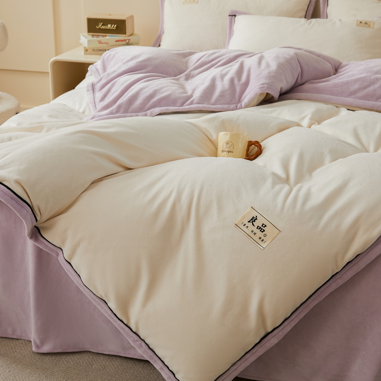 91家纺网 家纺一手货源 找家纺 悦织语 2025秋冬新品高克重加厚牛奶绒斜条宽边纯色双拼四件套 纯色宽边-米白