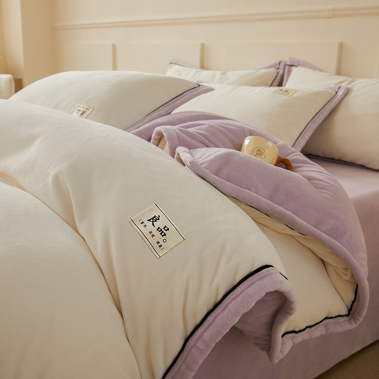 91家纺网 家纺一手货源 找家纺 悦织语 2025秋冬新品高克重加厚牛奶绒斜条宽边纯色双拼四件套 纯色宽边-米白