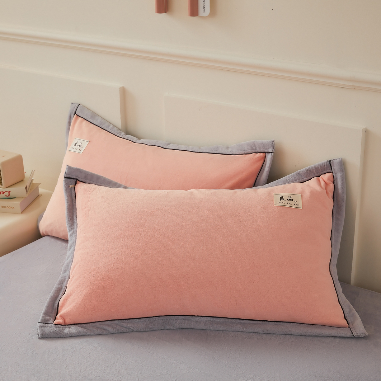 91家纺网 家纺一手货源 找家纺 悦织语 2025秋冬新品高克重加厚牛奶绒斜条宽边纯色双拼四件套 纯色宽边-粉玉