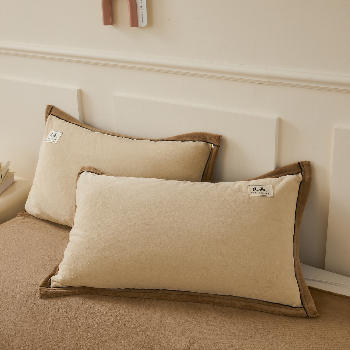 91家纺网 家纺一手货源 找家纺 （总）悦织语 2025秋冬新品高克重加厚牛奶绒斜条宽边纯色双拼四件套