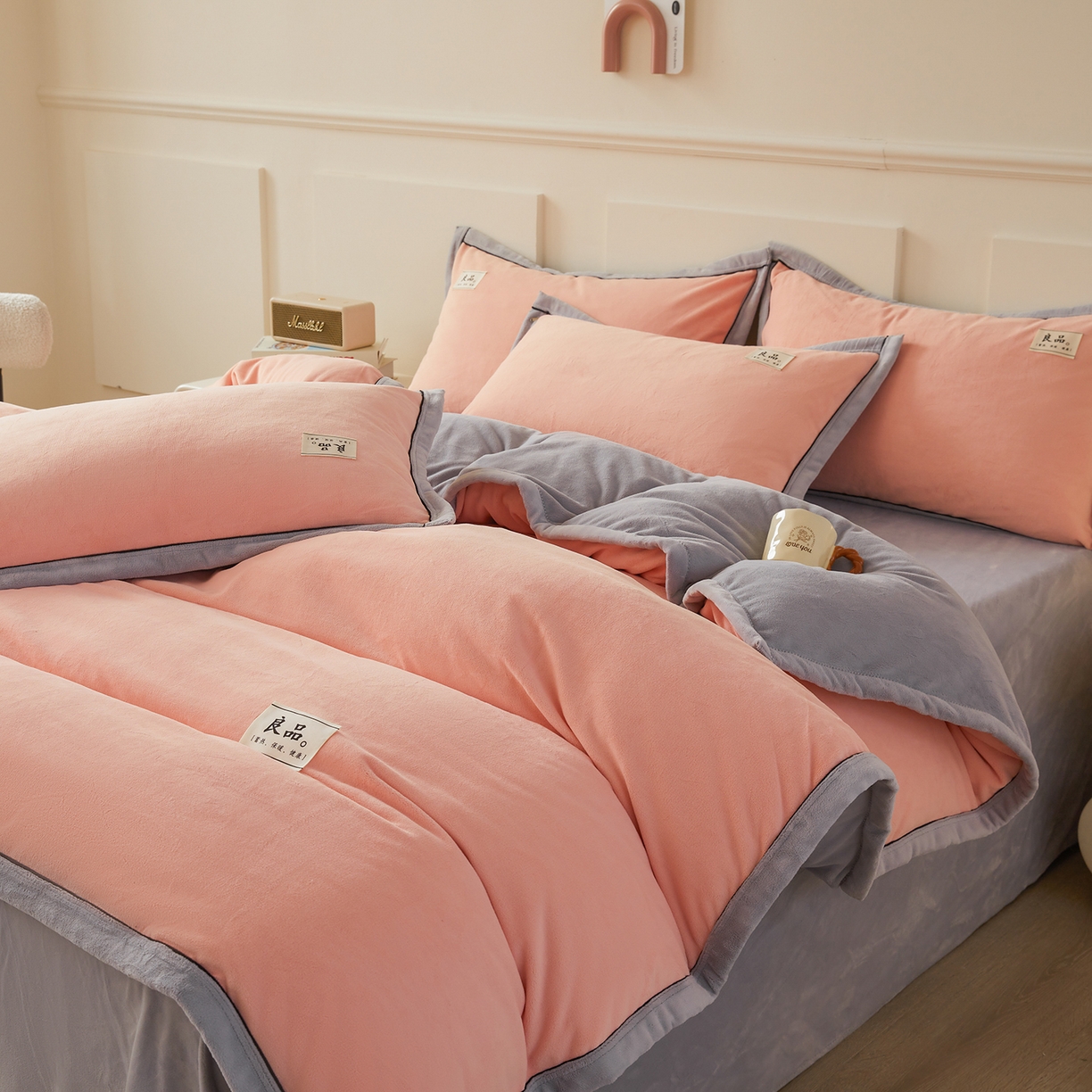 91家纺网 家纺一手货源 找家纺 悦织语 2025秋冬新品高克重加厚牛奶绒斜条宽边纯色双拼四件套 纯色宽边-粉玉