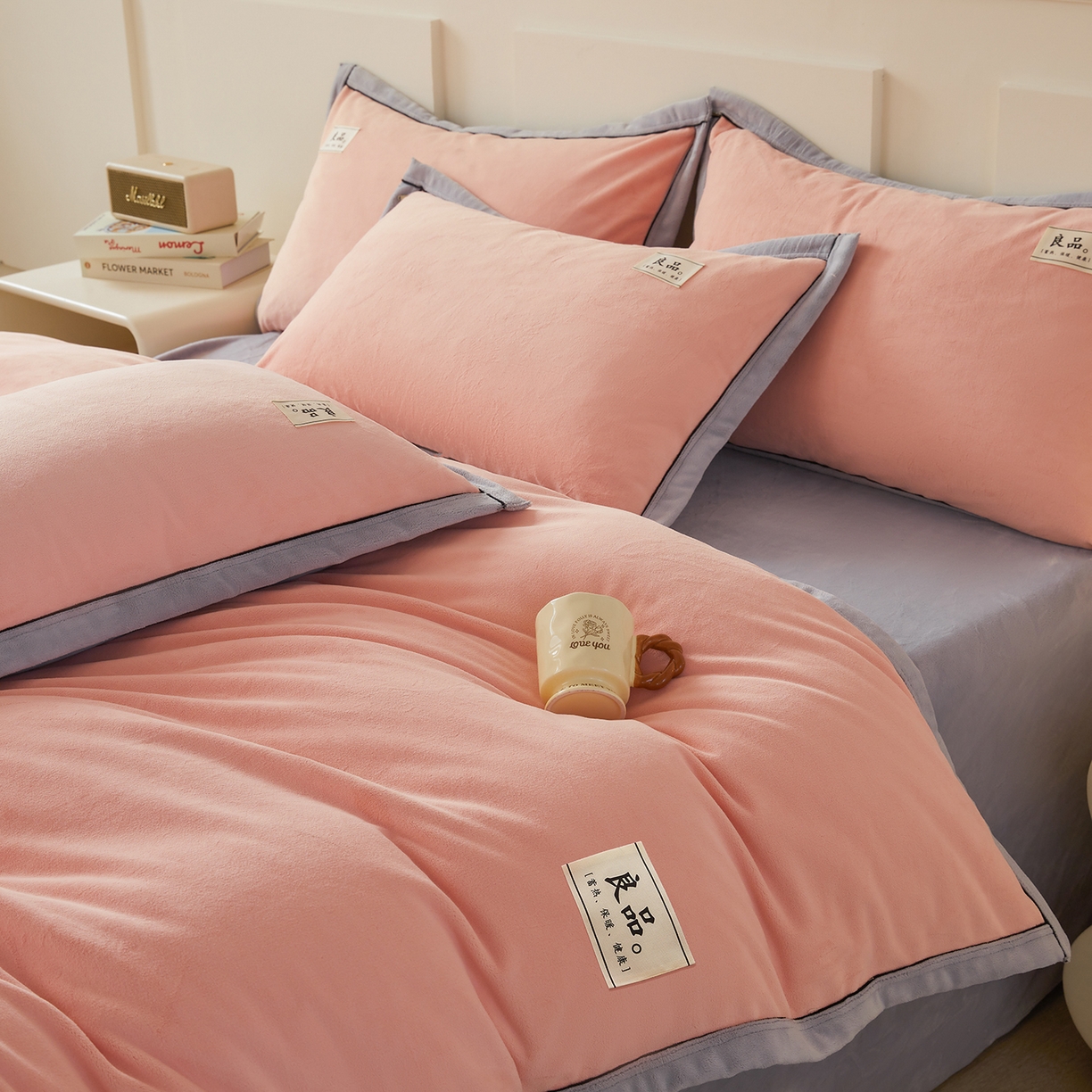 91家纺网 家纺一手货源 找家纺 悦织语 2025秋冬新品高克重加厚牛奶绒斜条宽边纯色双拼四件套 纯色宽边-粉玉