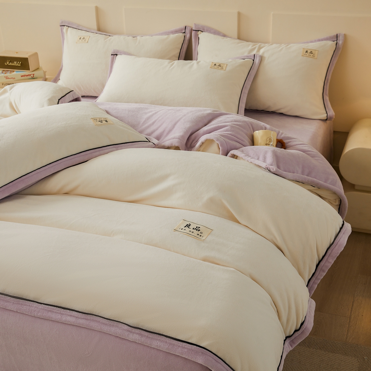 91家纺网 家纺一手货源 找家纺 悦织语 2025秋冬新品高克重加厚牛奶绒斜条宽边纯色双拼四件套 纯色宽边-米白