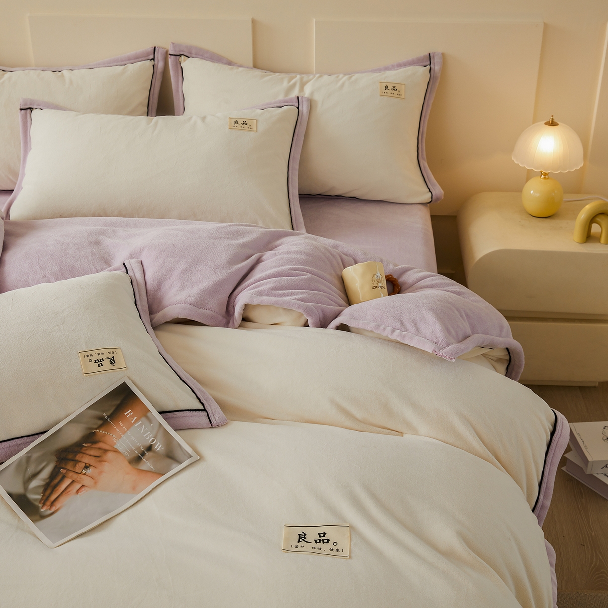 91家纺网 家纺一手货源 找家纺 悦织语 2025秋冬新品高克重加厚牛奶绒斜条宽边纯色双拼四件套 纯色宽边-米白