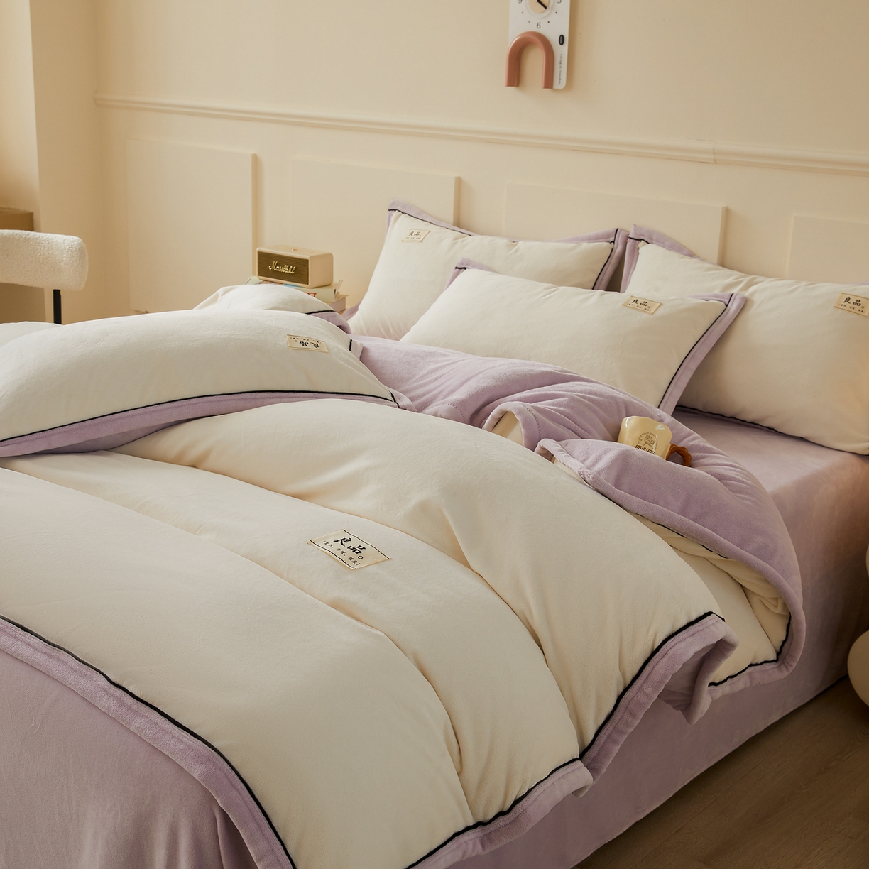 91家纺网 家纺一手货源 找家纺 悦织语 2025秋冬新品高克重加厚牛奶绒斜条宽边纯色双拼四件套 纯色宽边-米白