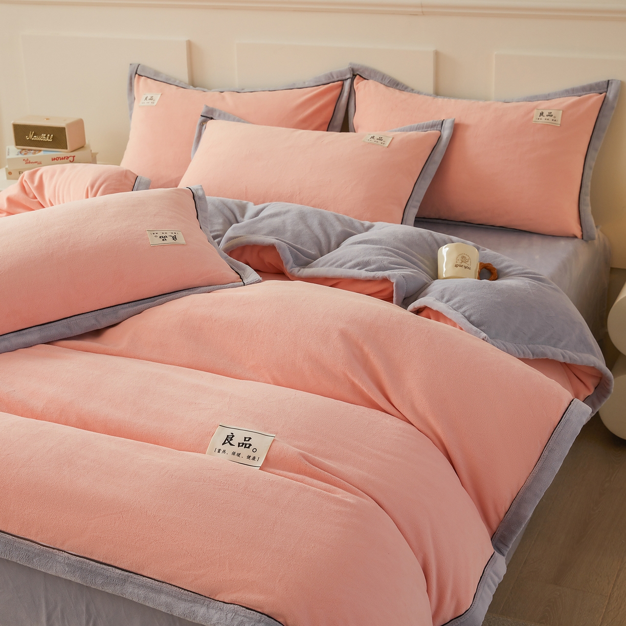 91家纺网 家纺一手货源 找家纺 悦织语 2025秋冬新品高克重加厚牛奶绒斜条宽边纯色双拼四件套 纯色宽边-粉玉
