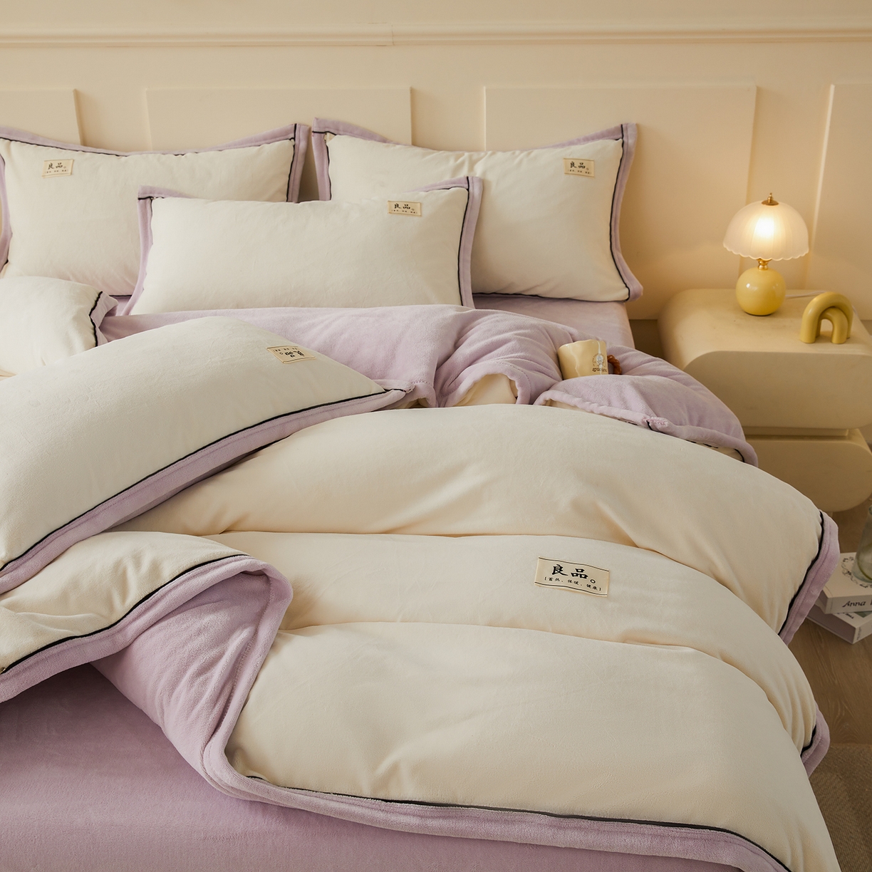 91家纺网 家纺一手货源 找家纺 悦织语 2025秋冬新品高克重加厚牛奶绒斜条宽边纯色双拼四件套 纯色宽边-米白