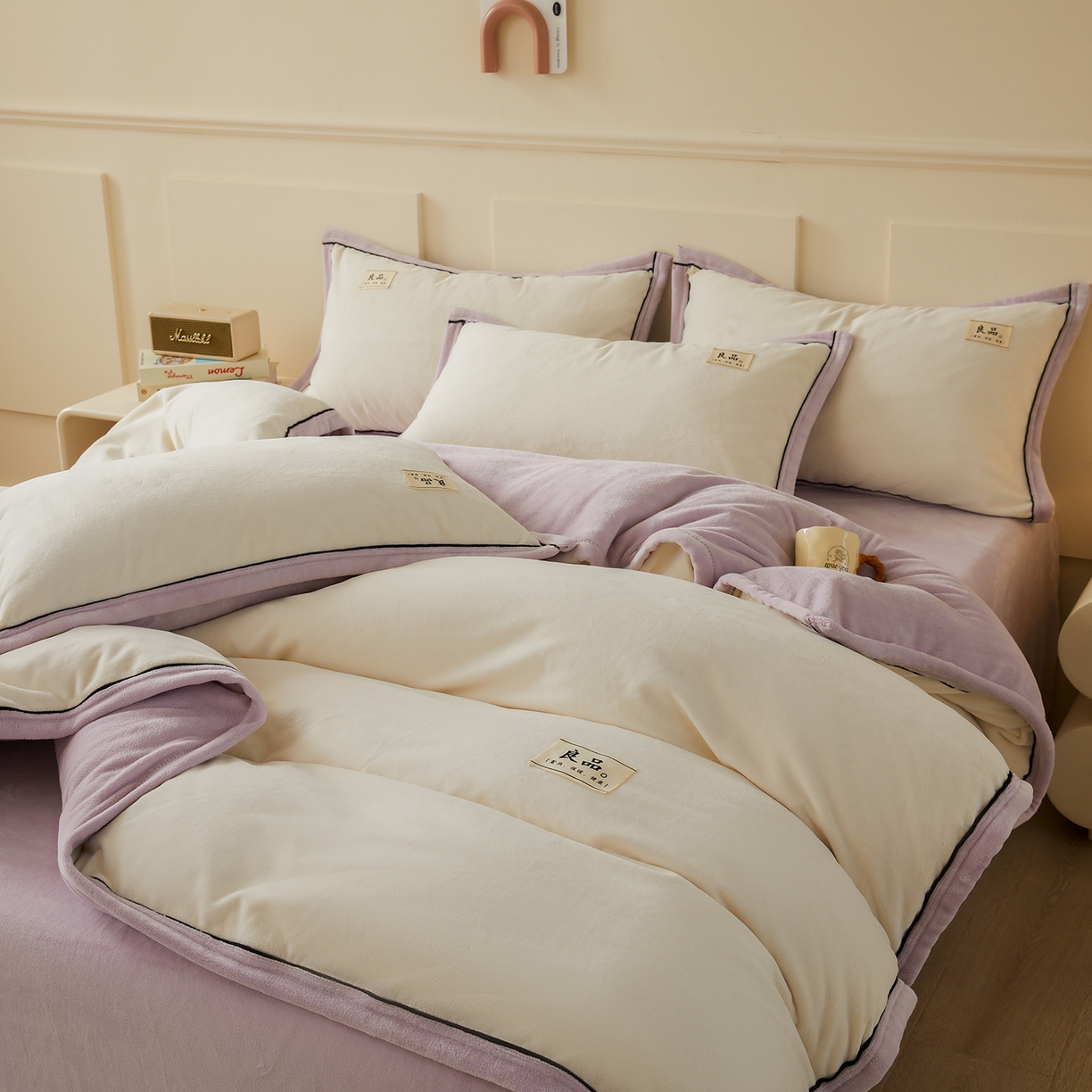 91家纺网 家纺一手货源 找家纺 悦织语 2025秋冬新品高克重加厚牛奶绒斜条宽边纯色双拼四件套 纯色宽边-米白