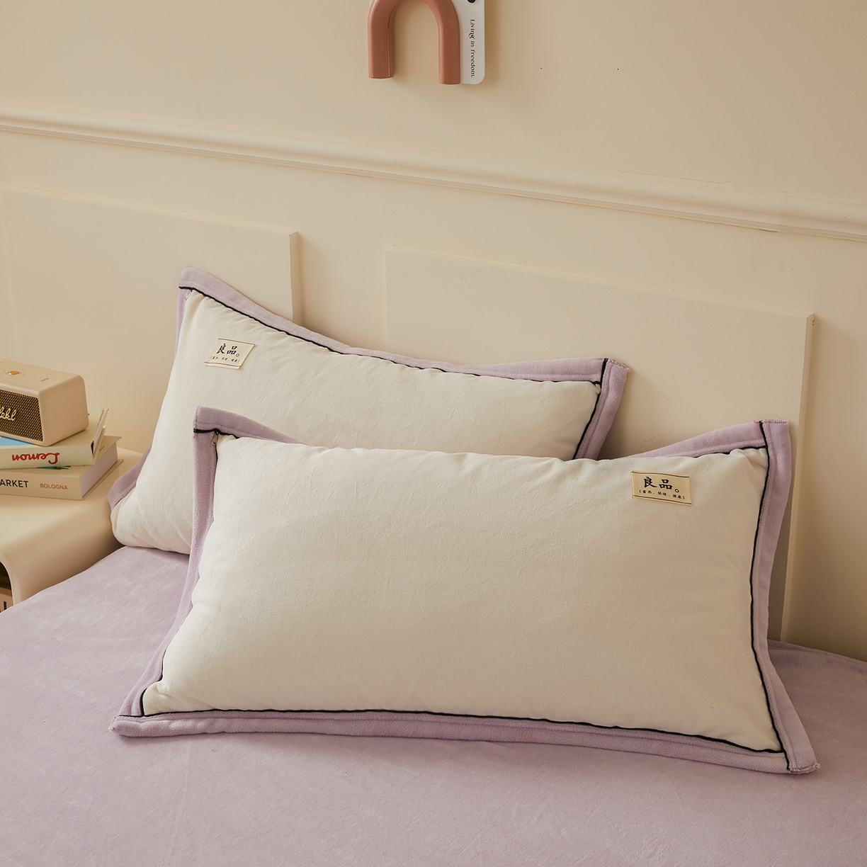 91家纺网 家纺一手货源 找家纺 悦织语 2025秋冬新品高克重加厚牛奶绒斜条宽边纯色双拼四件套 纯色宽边-米白