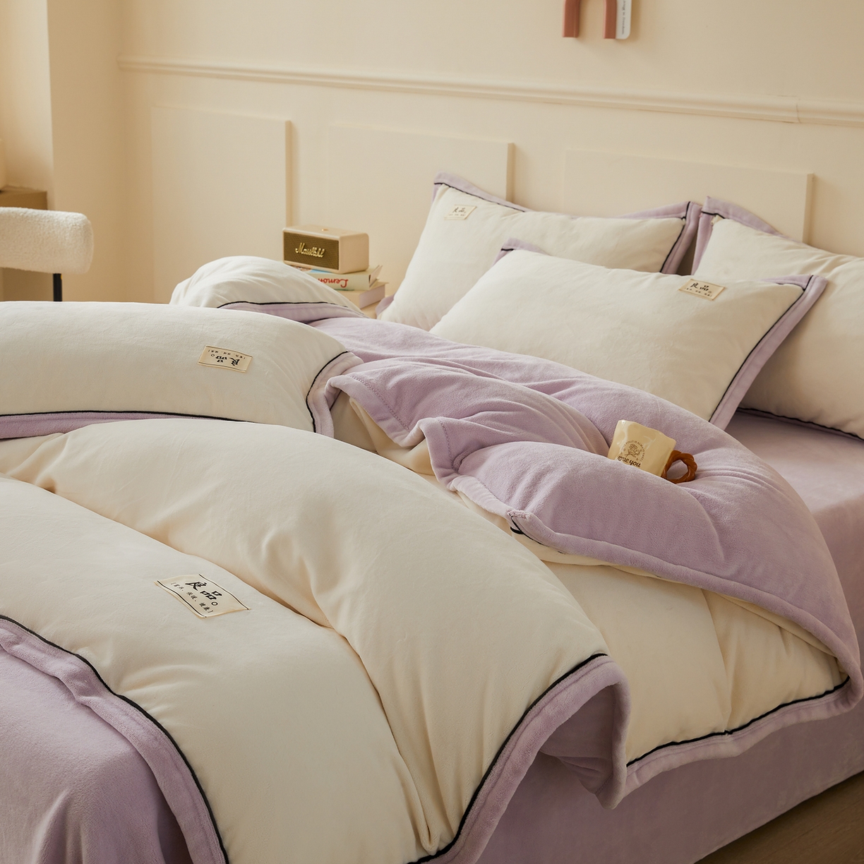 91家纺网 家纺一手货源 找家纺 悦织语 2025秋冬新品高克重加厚牛奶绒斜条宽边纯色双拼四件套 纯色宽边-米白