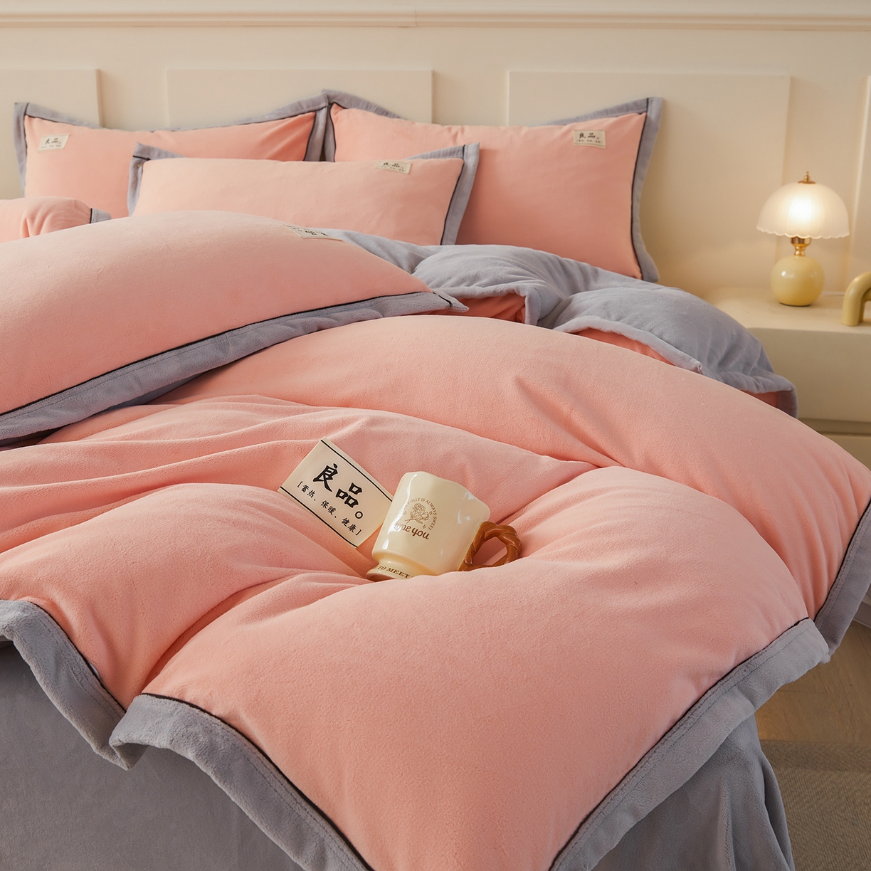 91家纺网 家纺一手货源 找家纺 悦织语 2025秋冬新品高克重加厚牛奶绒斜条宽边纯色双拼四件套 纯色宽边-粉玉