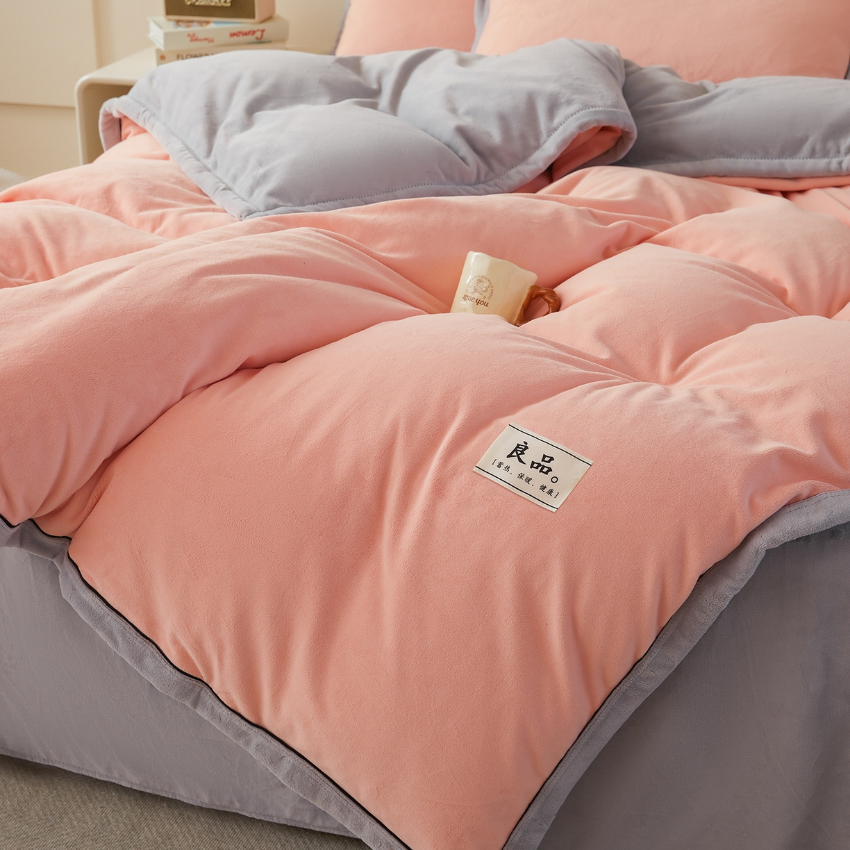 91家纺网 家纺一手货源 找家纺 悦织语 2025秋冬新品高克重加厚牛奶绒斜条宽边纯色双拼四件套 纯色宽边-粉玉