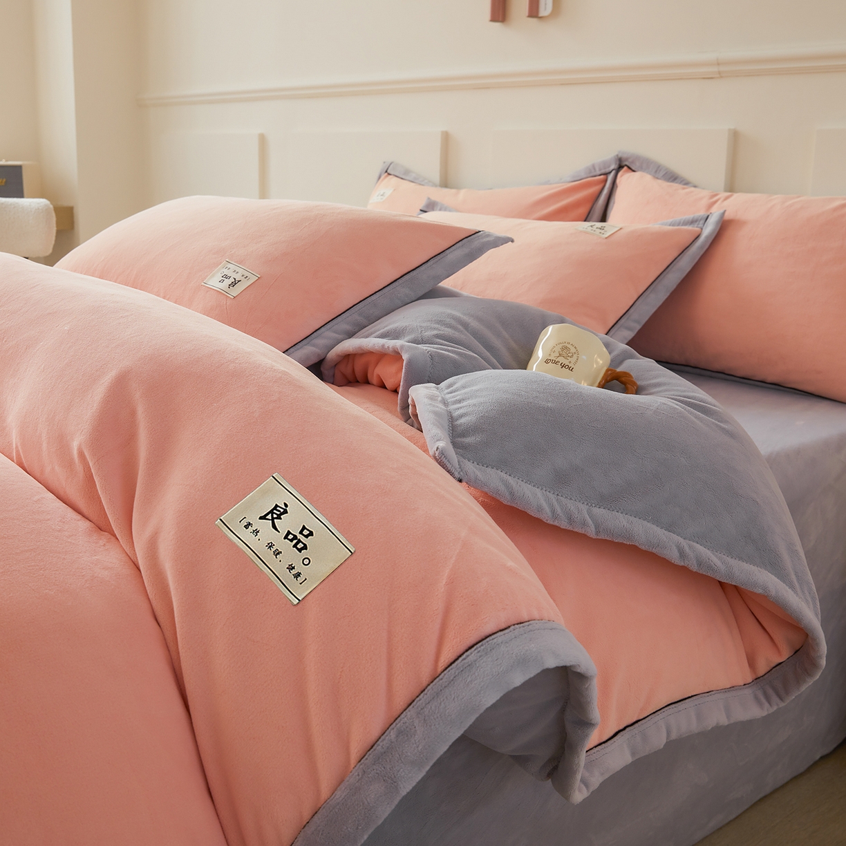 91家纺网 家纺一手货源 找家纺 悦织语 2025秋冬新品高克重加厚牛奶绒斜条宽边纯色双拼四件套 纯色宽边-粉玉