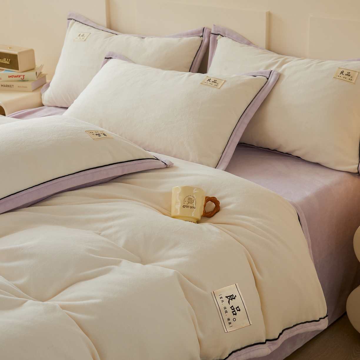 91家纺网 家纺一手货源 找家纺 悦织语 2025秋冬新品高克重加厚牛奶绒斜条宽边纯色双拼四件套 纯色宽边-米白