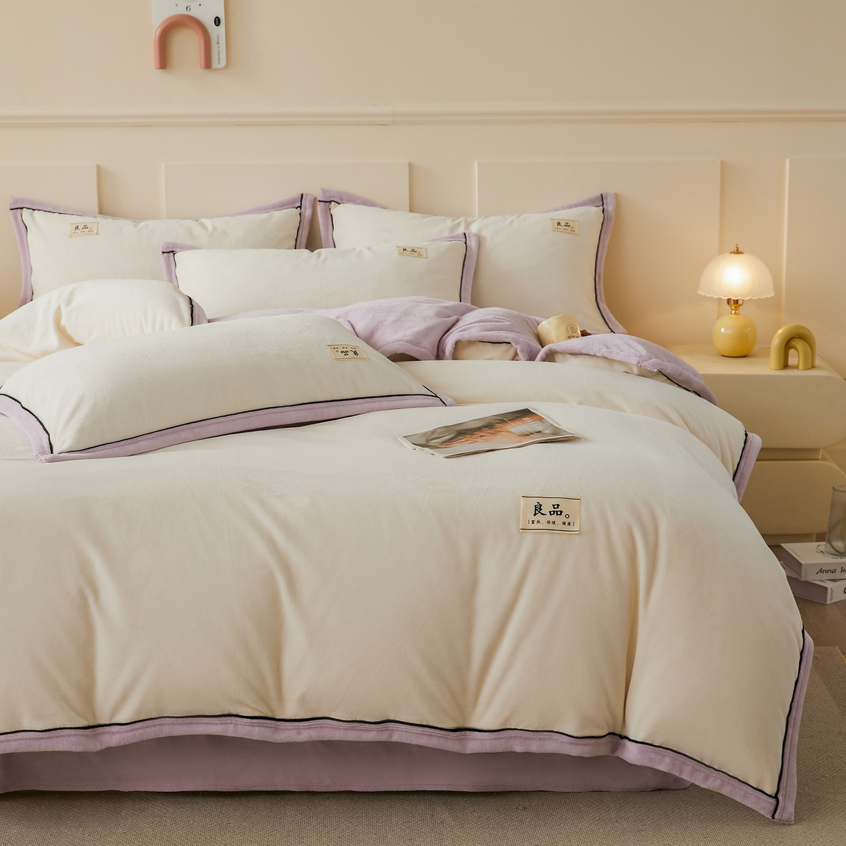 91家纺网 家纺一手货源 找家纺 悦织语 2025秋冬新品高克重加厚牛奶绒斜条宽边纯色双拼四件套 纯色宽边-米白