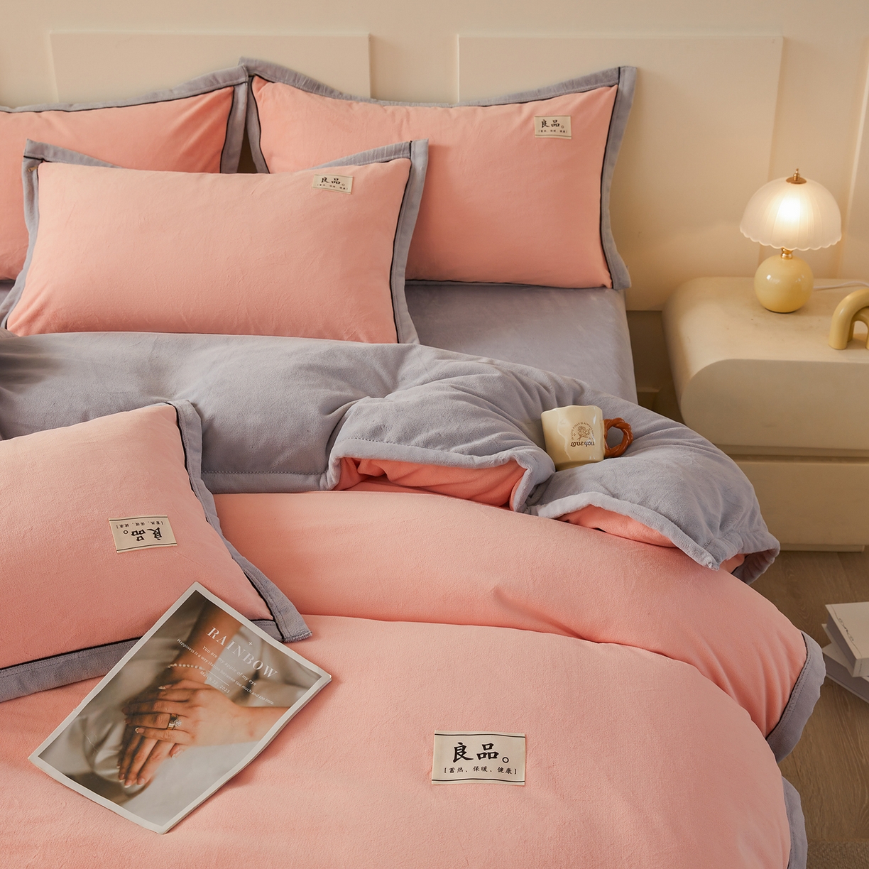 91家纺网 家纺一手货源 找家纺 悦织语 2025秋冬新品高克重加厚牛奶绒斜条宽边纯色双拼四件套 纯色宽边-粉玉