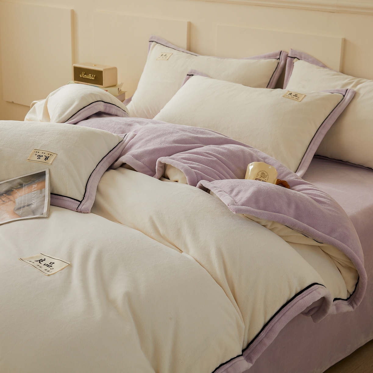 91家纺网 家纺一手货源 找家纺 悦织语 2025秋冬新品高克重加厚牛奶绒斜条宽边纯色双拼四件套 纯色宽边-米白