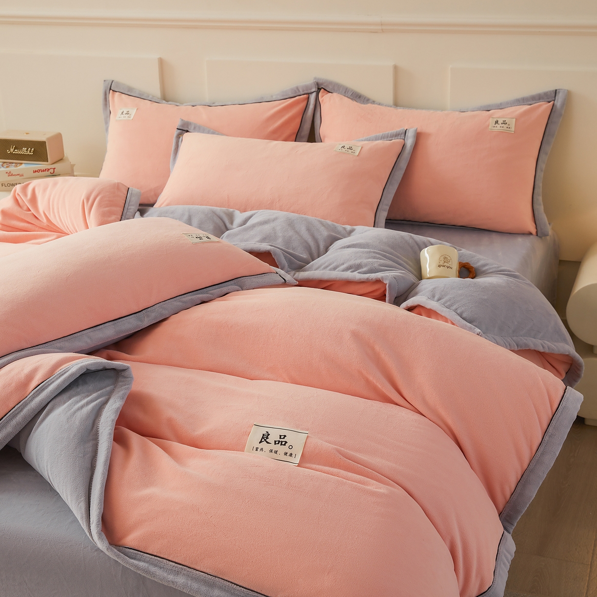 91家纺网 家纺一手货源 找家纺 悦织语 2025秋冬新品高克重加厚牛奶绒斜条宽边纯色双拼四件套 纯色宽边-粉玉