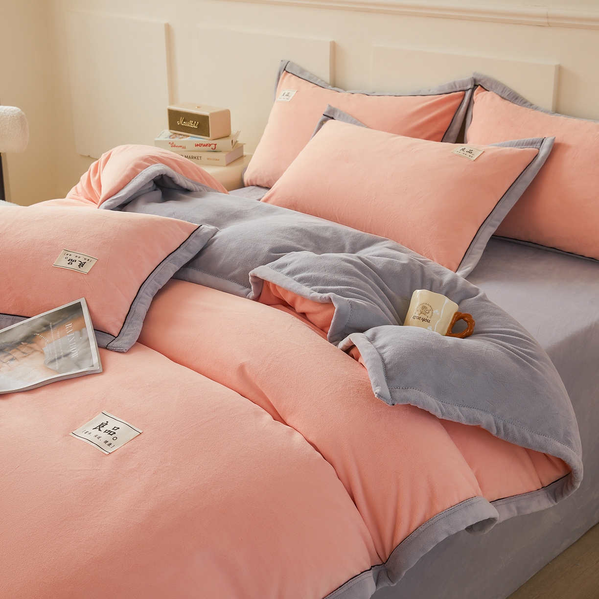 91家纺网 家纺一手货源 找家纺 悦织语 2025秋冬新品高克重加厚牛奶绒斜条宽边纯色双拼四件套 纯色宽边-粉玉