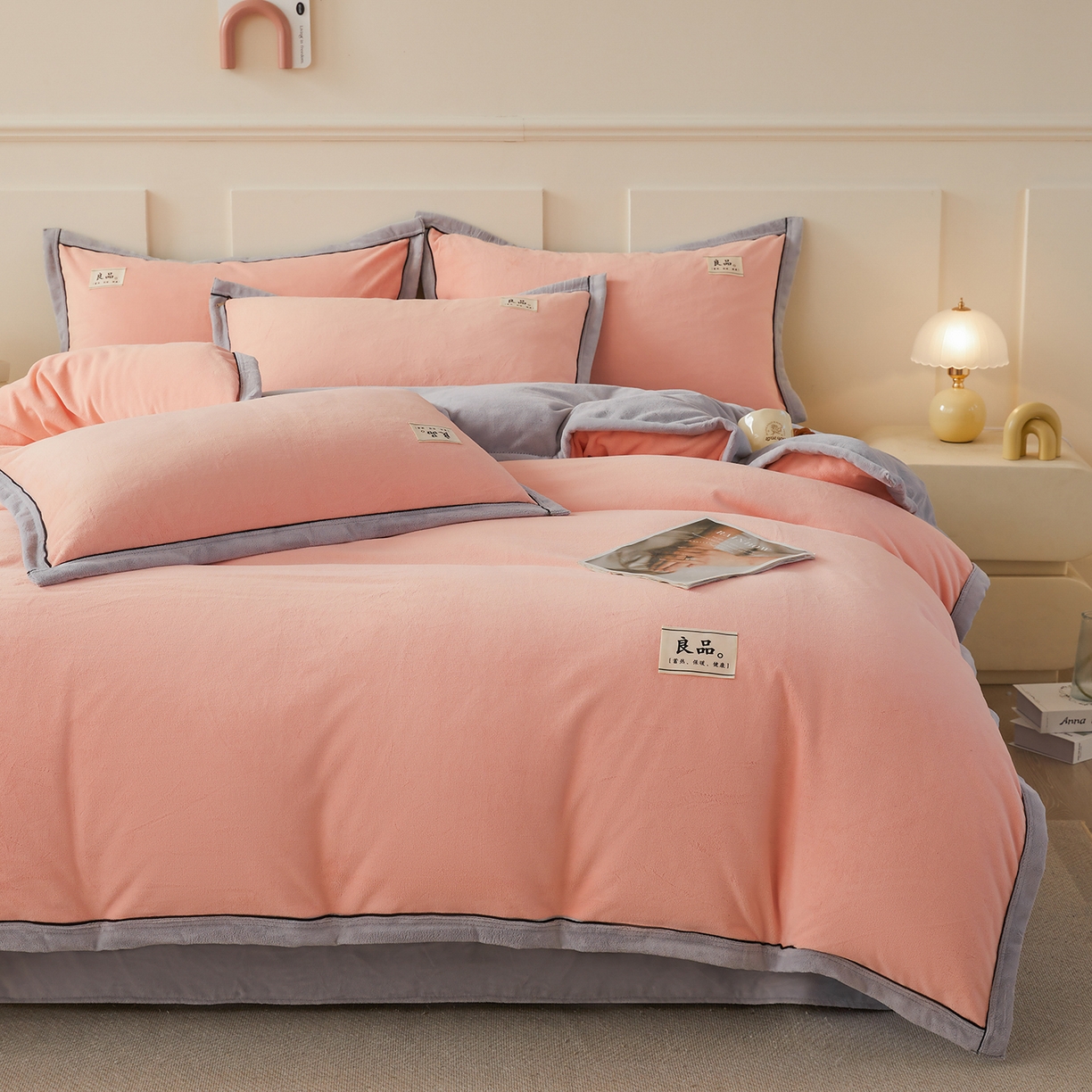 91家纺网 家纺一手货源 找家纺 悦织语 2025秋冬新品高克重加厚牛奶绒斜条宽边纯色双拼四件套 纯色宽边-粉玉