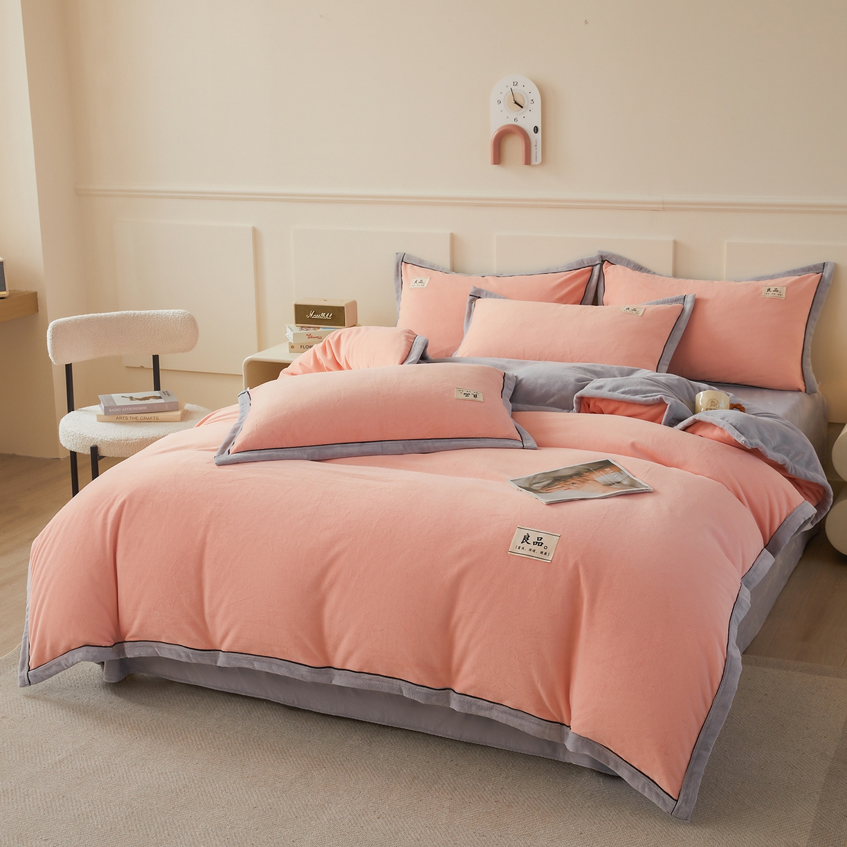 91家纺网 家纺一手货源 找家纺 悦织语 2025秋冬新品高克重加厚牛奶绒斜条宽边纯色双拼四件套 纯色宽边-粉玉