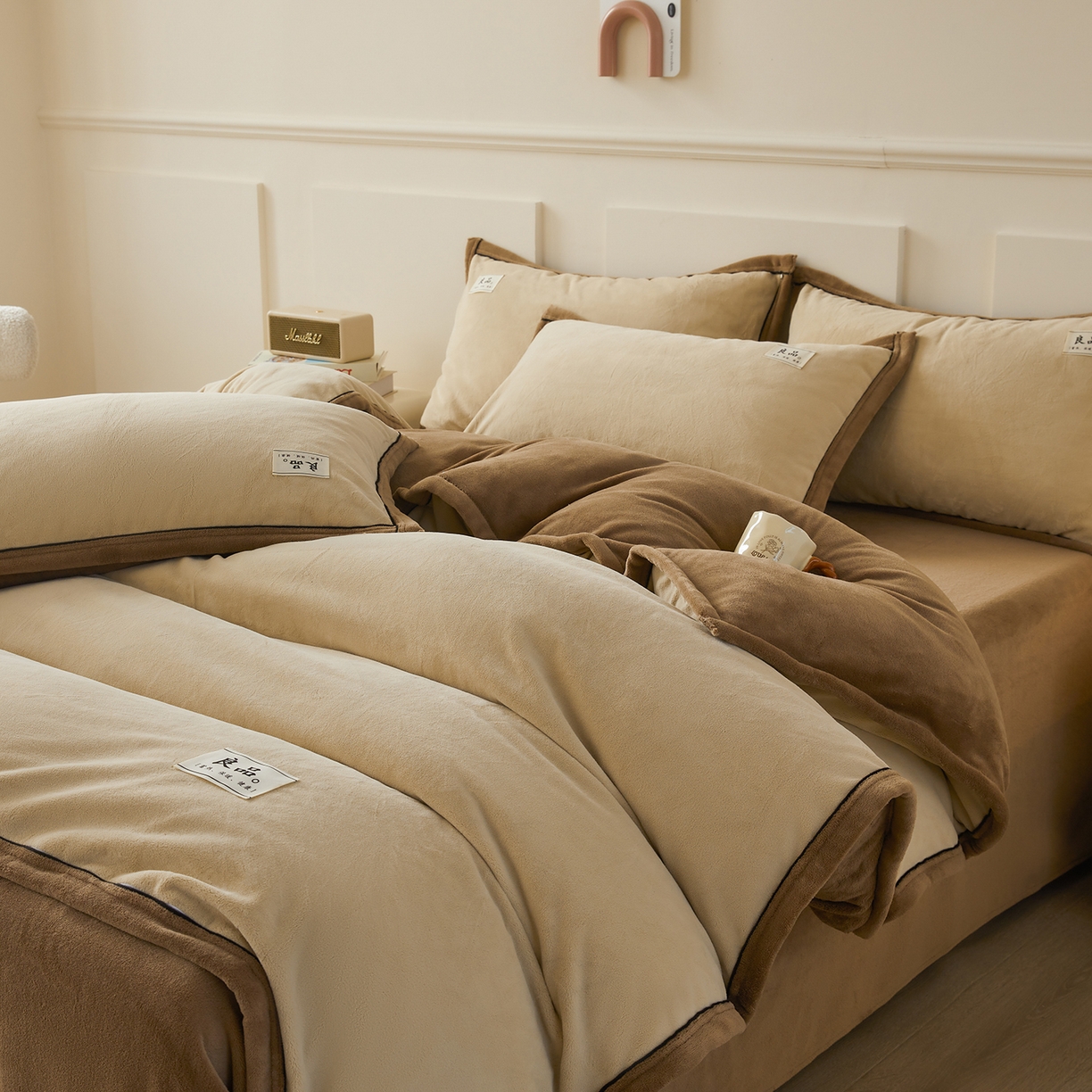 91家纺网 家纺一手货源 找家纺 （总）悦织语 2025秋冬新品高克重加厚牛奶绒斜条宽边纯色双拼四件套