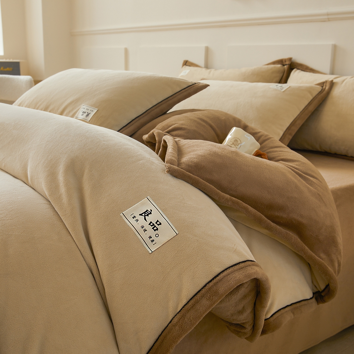 91家纺网 家纺一手货源 找家纺 悦织语 2025秋冬新品高克重加厚牛奶绒斜条宽边纯色双拼四件套 纯色宽边-米驼