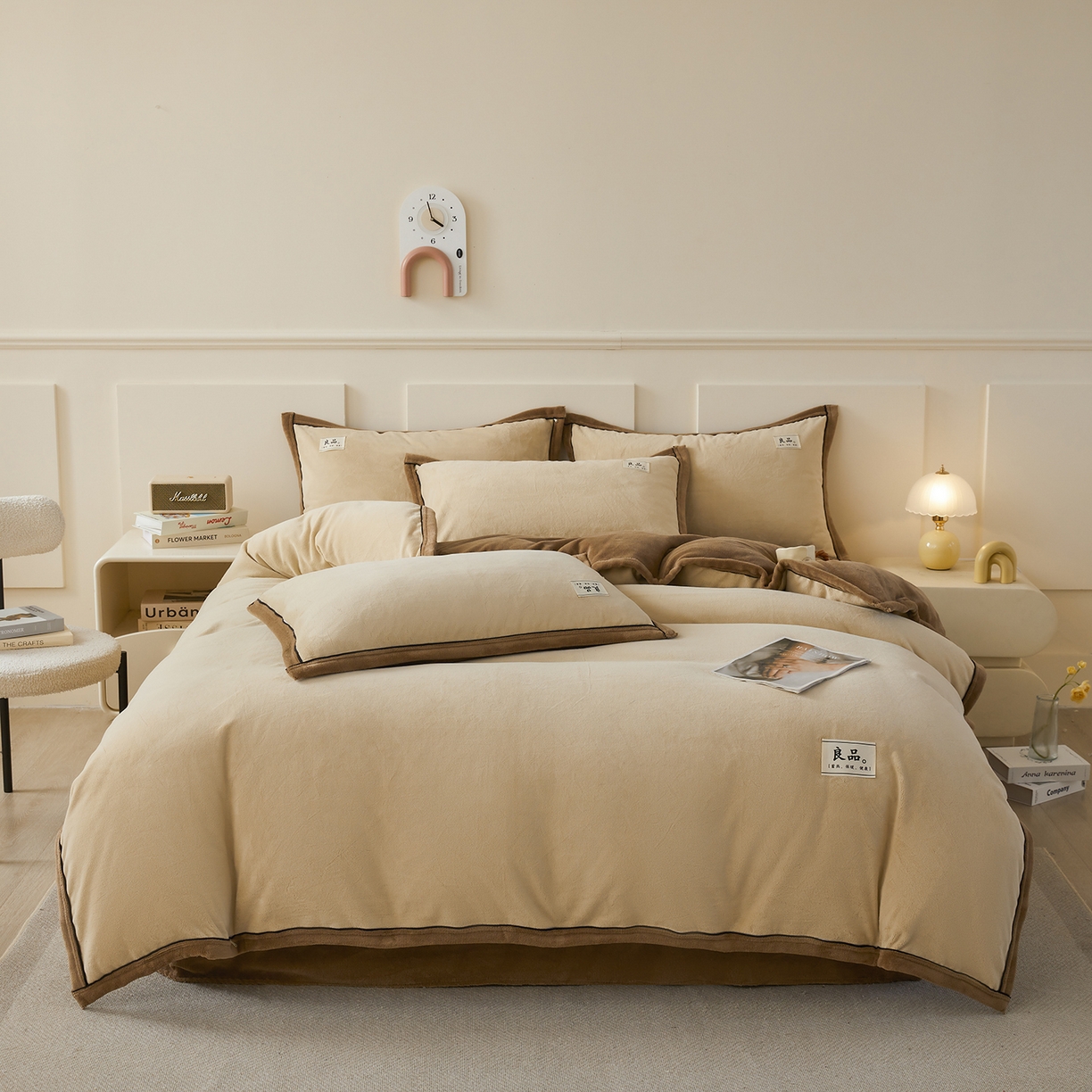 91家纺网 家纺一手货源 找家纺 悦织语 2025秋冬新品高克重加厚牛奶绒斜条宽边纯色双拼四件套 纯色宽边-米驼