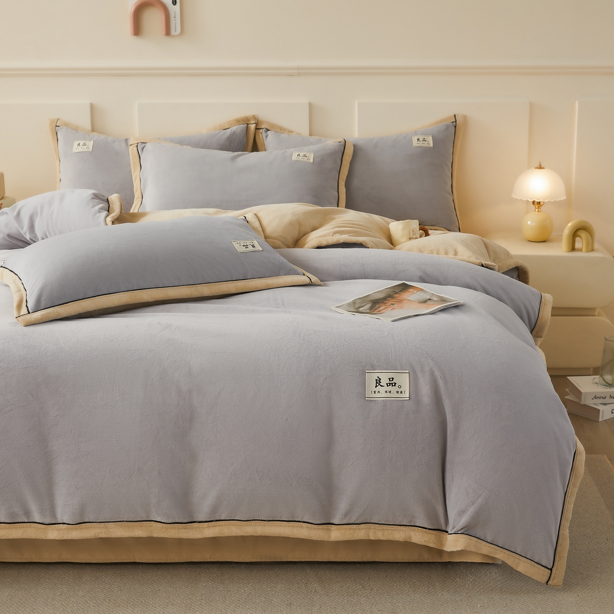 91家纺网 家纺一手货源 找家纺 悦织语 2025秋冬新品高克重加厚牛奶绒斜条宽边纯色双拼四件套 纯色宽边-绅士灰