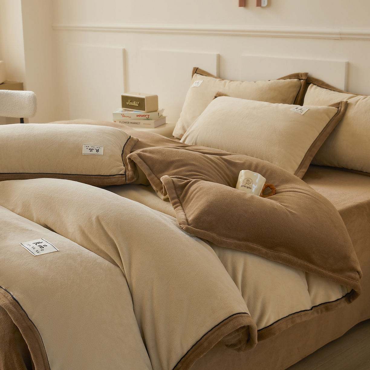 91家纺网 家纺一手货源 找家纺 悦织语 2025秋冬新品高克重加厚牛奶绒斜条宽边纯色双拼四件套 纯色宽边-米驼