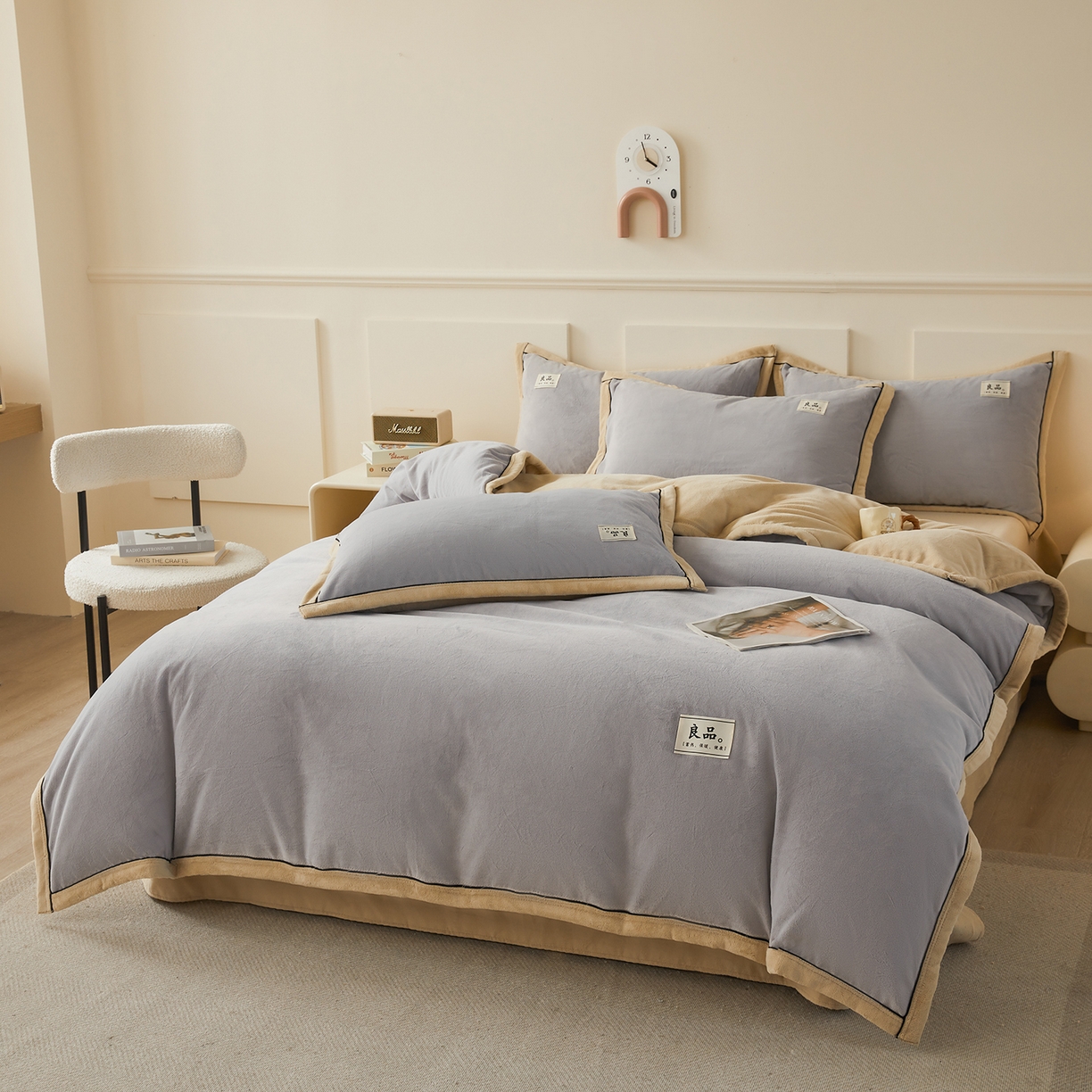 91家纺网 家纺一手货源 找家纺 悦织语 2025秋冬新品高克重加厚牛奶绒斜条宽边纯色双拼四件套 纯色宽边-绅士灰