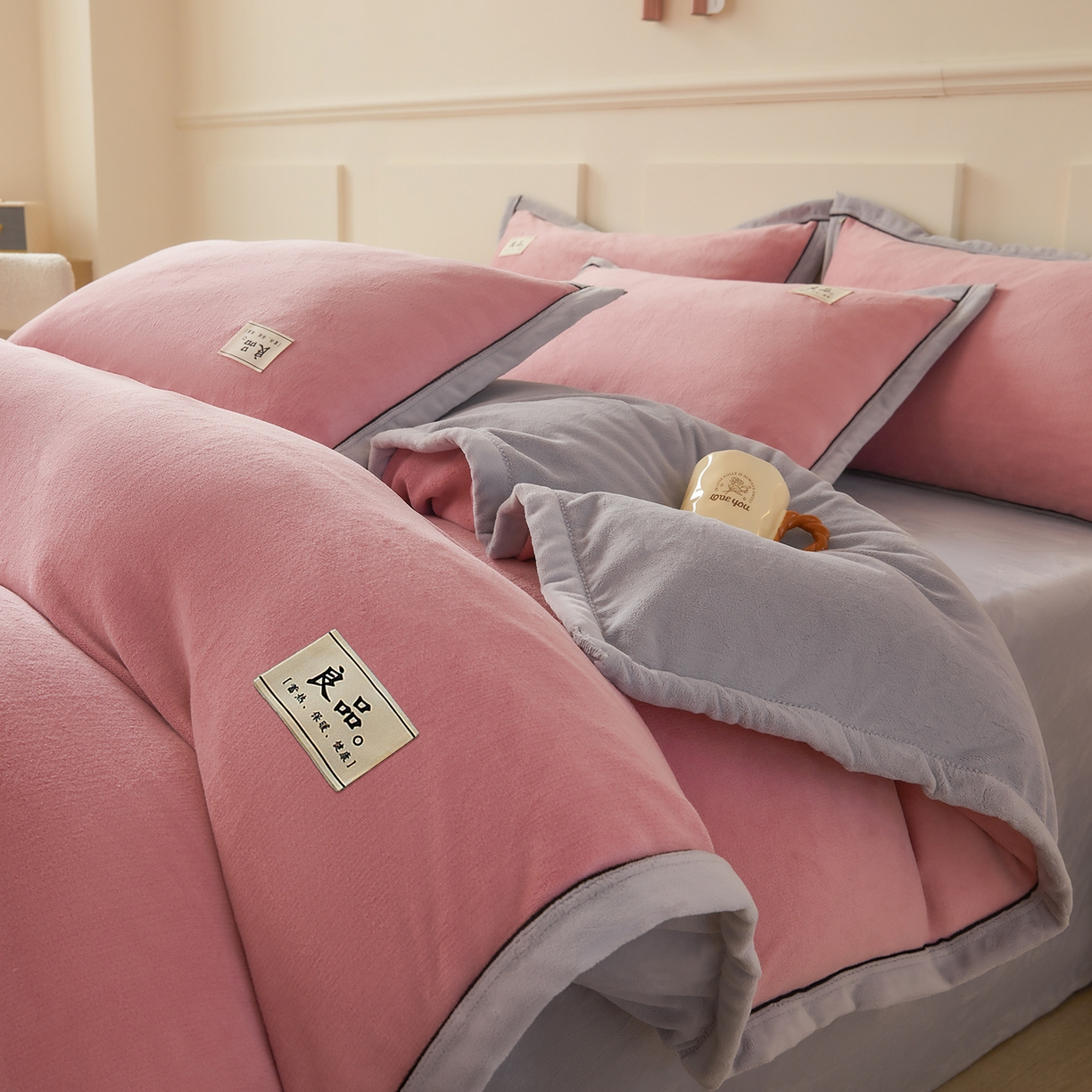 91家纺网 家纺一手货源 找家纺 悦织语 2025秋冬新品高克重加厚牛奶绒斜条宽边纯色双拼四件套 纯色宽边-浅豆沙