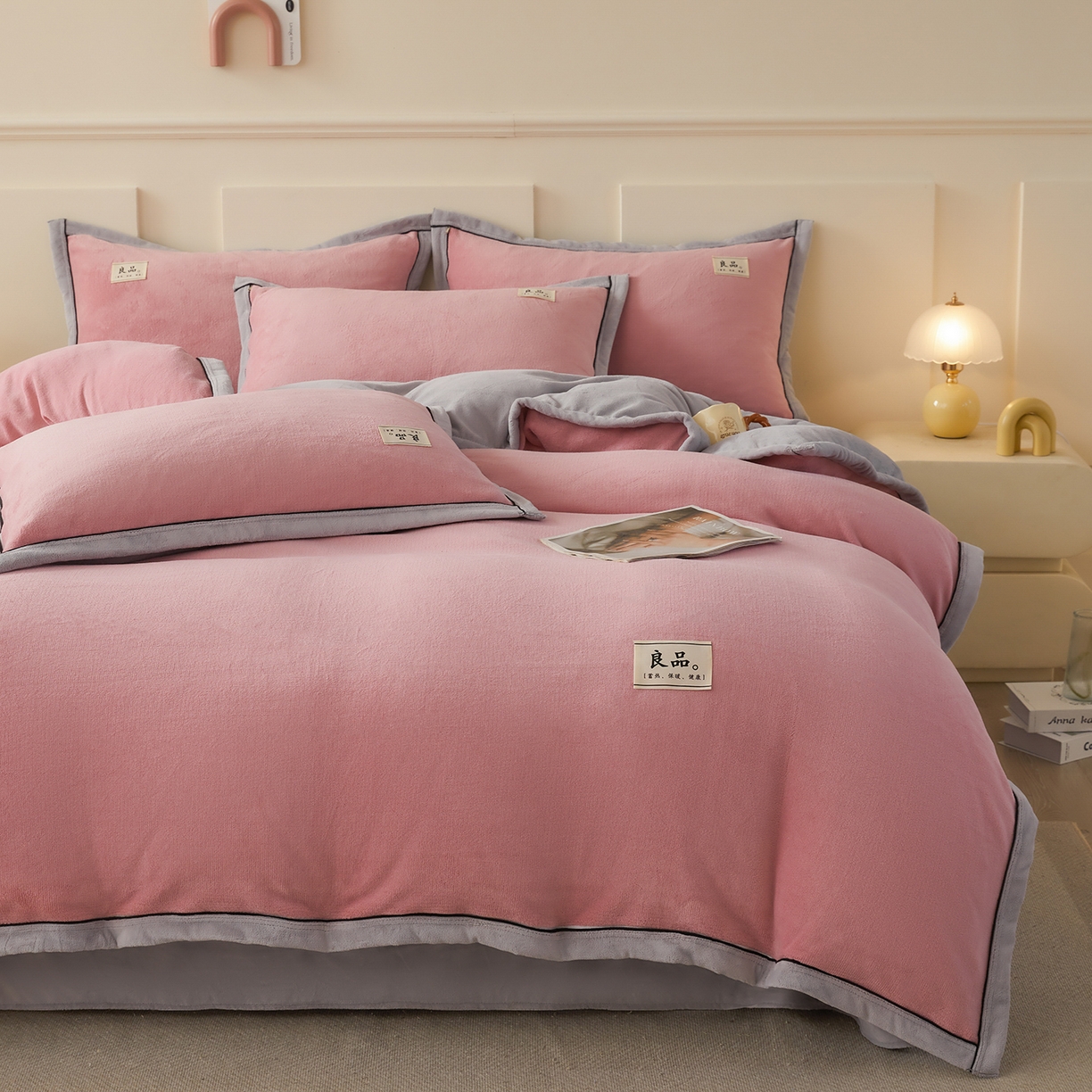 91家纺网 家纺一手货源 找家纺 悦织语 2025秋冬新品高克重加厚牛奶绒斜条宽边纯色双拼四件套 纯色宽边-浅豆沙