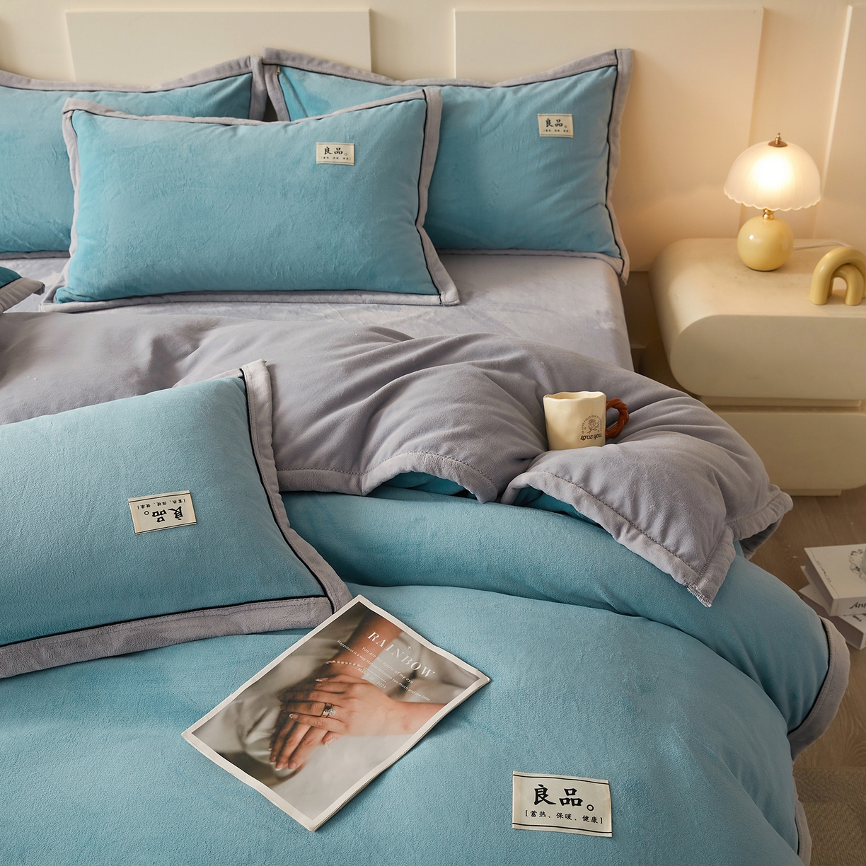 91家纺网 家纺一手货源 找家纺 悦织语 2025秋冬新品高克重加厚牛奶绒斜条宽边纯色双拼四件套 纯色宽边-爵士蓝