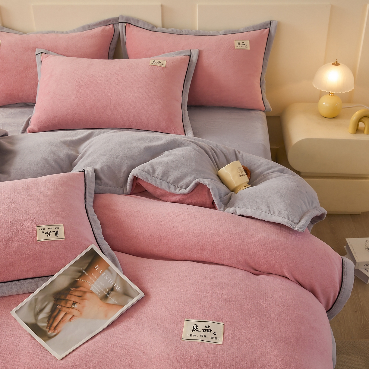 91家纺网 家纺一手货源 找家纺 悦织语 2025秋冬新品高克重加厚牛奶绒斜条宽边纯色双拼四件套 纯色宽边-浅豆沙