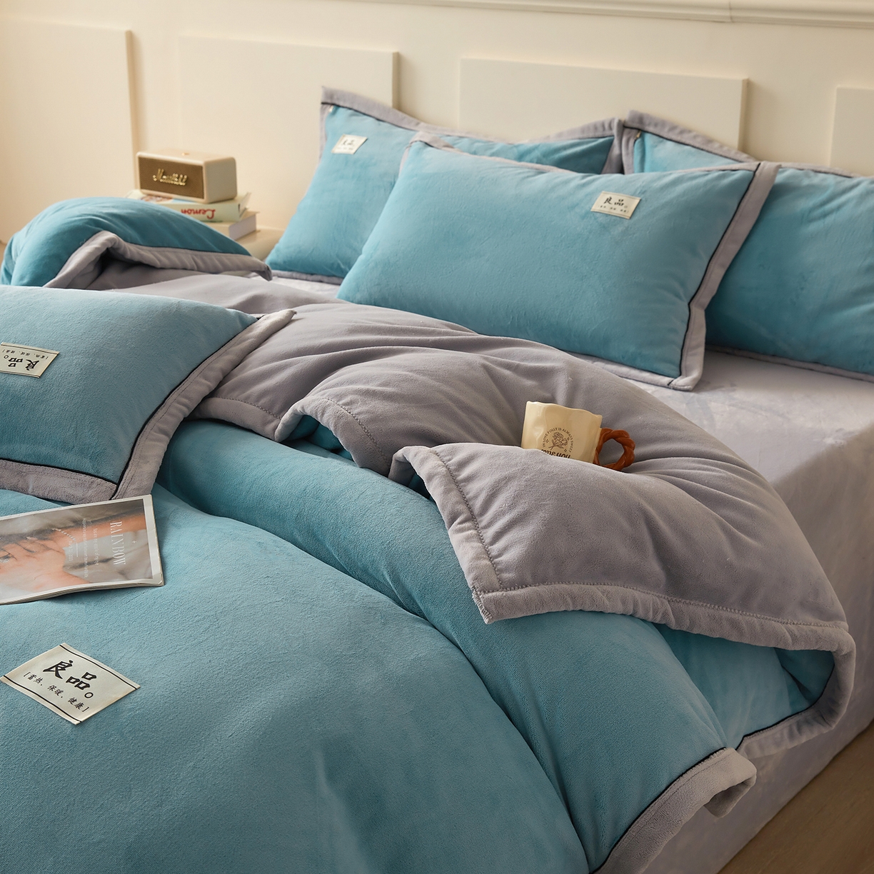 91家纺网 家纺一手货源 找家纺 悦织语 2025秋冬新品高克重加厚牛奶绒斜条宽边纯色双拼四件套 纯色宽边-爵士蓝