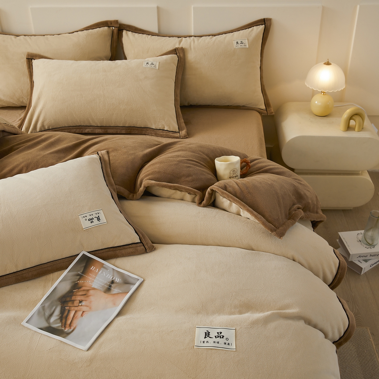 91家纺网 家纺一手货源 找家纺 悦织语 2025秋冬新品高克重加厚牛奶绒斜条宽边纯色双拼四件套 纯色宽边-米驼