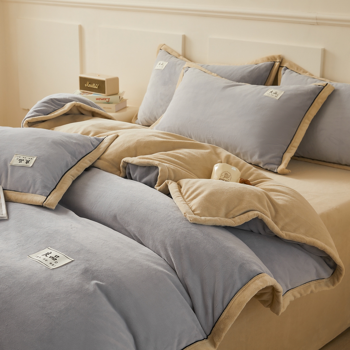 91家纺网 家纺一手货源 找家纺 悦织语 2025秋冬新品高克重加厚牛奶绒斜条宽边纯色双拼四件套 纯色宽边-绅士灰