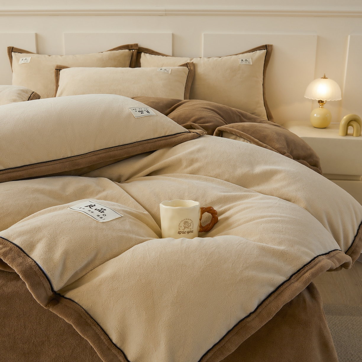 91家纺网 家纺一手货源 找家纺 悦织语 2025秋冬新品高克重加厚牛奶绒斜条宽边纯色双拼四件套 纯色宽边-米驼