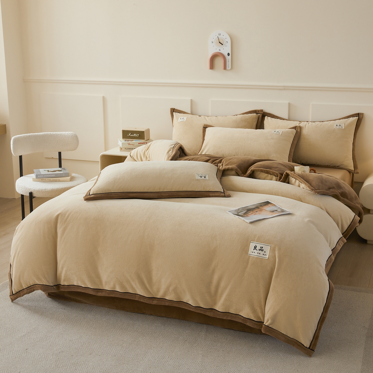 91家纺网 家纺一手货源 找家纺 悦织语 2025秋冬新品高克重加厚牛奶绒斜条宽边纯色双拼四件套 纯色宽边-米驼